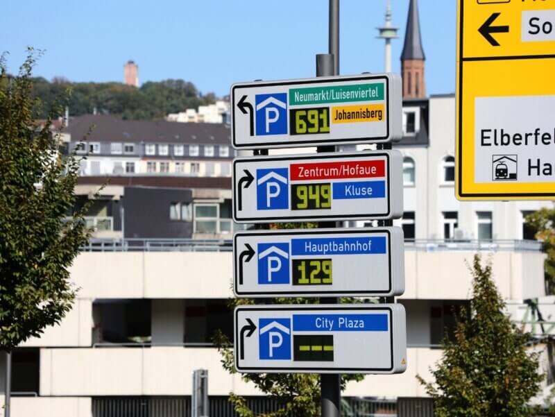 Parkleitsysteme für Städte, Kommunen und private Parkhäuser: So funktioniert das intelligente Parken